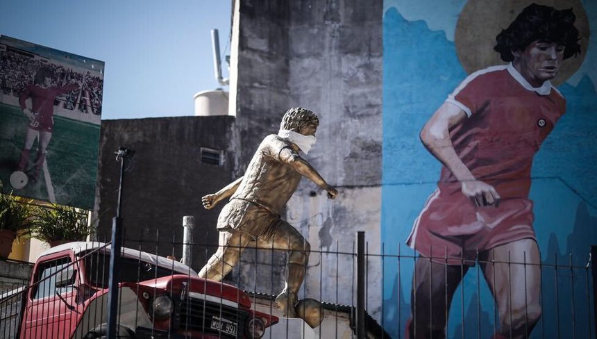În Argentina, şi statuia lui Maradona poartă mască