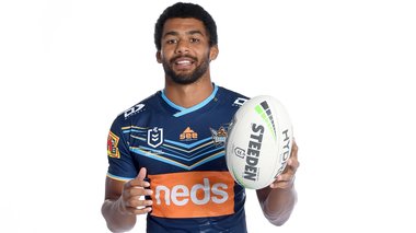 Rugbistul Kallum Watkins a părăsit echipa Gold Coast Titans pentru a fi alături de tatăl său, testat pozitiv cu coronavirus