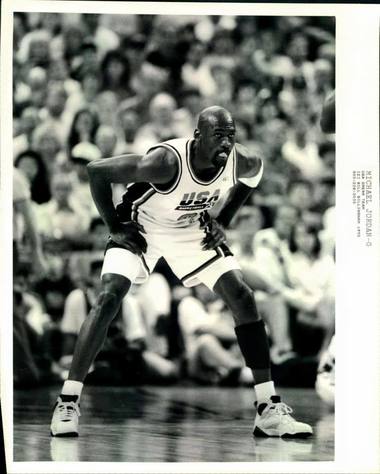 Un tricou purtat de Michael Jordan la JO din 1992, vândut la licitaţie pentru 200.000 de euro
