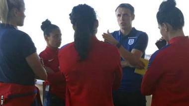 Phil Neville va părăsi naţionala feminină de fotbal a Angliei în 2021