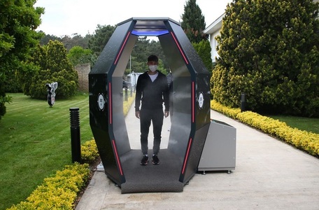 Beşiktaş a prezentat o cabină futuristă de dezinfectare care este folosită la baza sa de pregătire