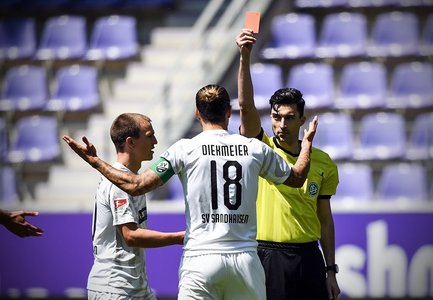 Un jucător a fost eliminat după doar patru minute la meciul Erzgebirge Aue – Sandhausen, la reluarea Bundesligii 2