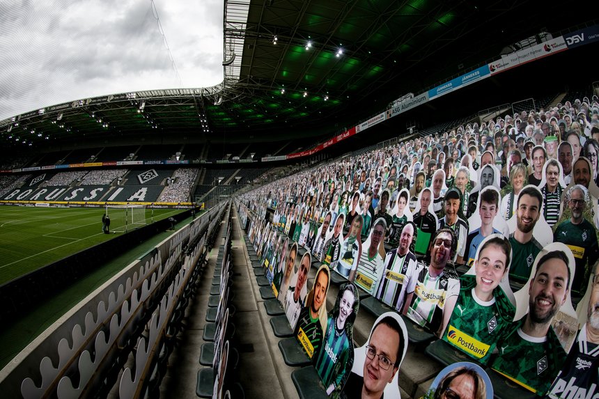 Fotografiile a 13.000 de fani, pe scaunele stadionului echipei Borussia Monchengladbach, la meciul cu Bayer Leverkusen