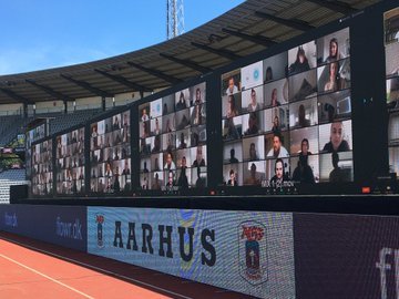 Campionatul Danemarcei s-a reluat cu meciul Aarhus-Randers. Fanii de la Aarhus, prezenţi la meci prin Zoom