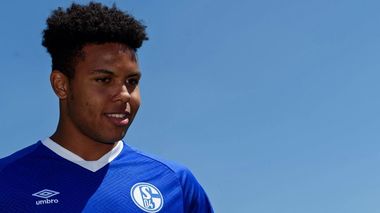 Weston McKennie (Schalke) a purtat o banderolă cu mesajul "Dreptate pentru George Floyd", la meciul cu Werder Bremen