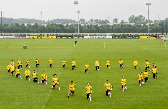 Jucătorii de la Borussia Dortmund, omagiu pentru George Floyd la antrenament