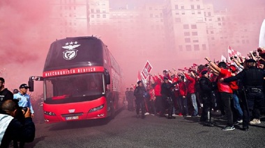 Doi jucători au fost răniţi după ce autocarul echipei Benfica a fost atacat cu pietre
