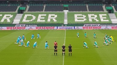 Wolfsburg a învins Werder Bremen, scor 1-0, în Bundesliga. Înainte de startul jocului, toţi fotbaliştii au îngenuncheat