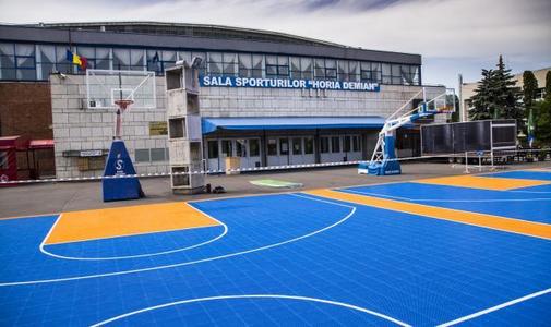 Trei terenuri de baschet în aer liber, amenajate de U BT Cluj pentru realuarea antrenamentelor la nivel de juniori