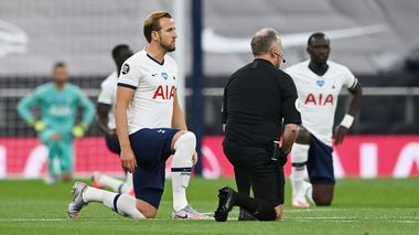 Premier League: Tottenham – Manchester United, scor 1-1. Înainte de start, jucătorii şi arbitrii au îngenuncheat