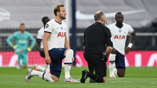 Premier League: Tottenham – Manchester United, scor 1-1. Înainte de start, jucătorii şi arbitrii au îngenuncheat