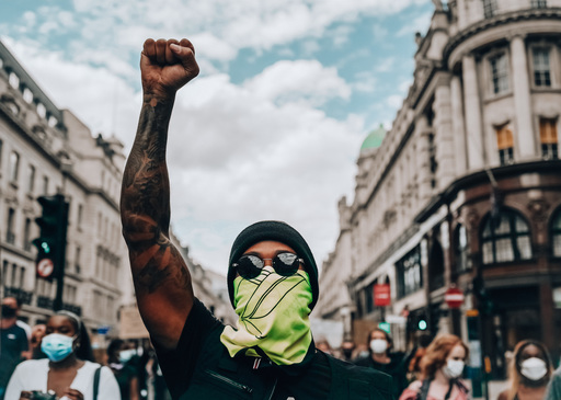 Lewis Hamilton a participat la manifestaţiile împotriva rasismului de la Londra