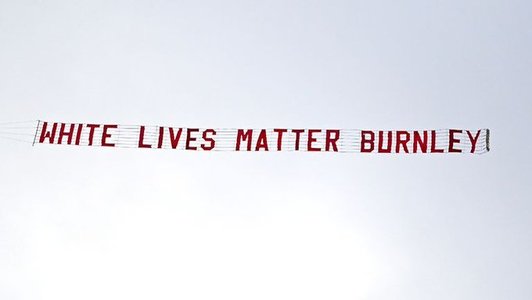 Un avion cu bannerul "White Lives Matter Burnley" a survolat stadionul echipei Manchester City înainte de meciul cu Burnley