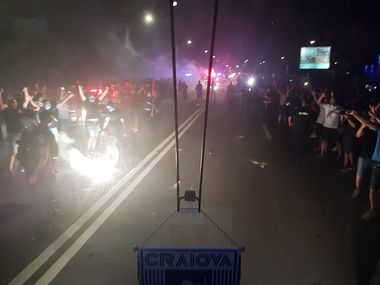 Sute de suporteri au aşteptat echipa Universitatea Craiova la aeroport după succesul de la Cluj-Napoca