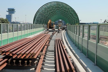 Gheorghe Popescu: Azi noapte s-a montat ultimul puzzle, tronsonul care traversează DN 1. Constructorul a promis că în septembrie vom putea ajunge cu trenul de la Otopeni la Gara de Nord