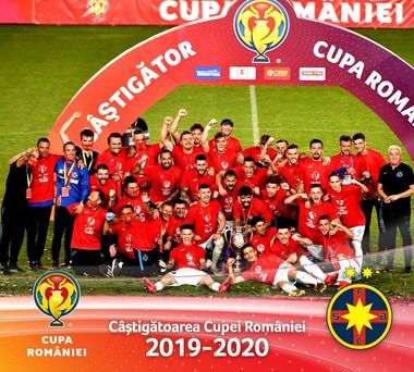Jucătorii de la FCSB au primit trofeul de câştigători ai Cupei României. Ei şi-au pus singuri medaliile de câştigători la gât - VIDEO -