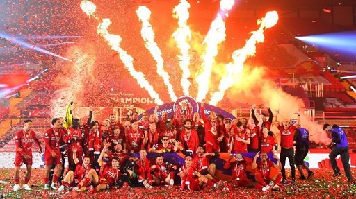 Liverpool a primit trofeul de campioană a Angliei. Fanii s-au adunat în număr mare la Stadionul Anfield pentru a sărbători primul titlu după 30 de ani - VIDEO