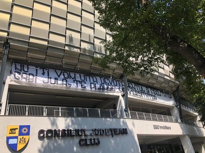 Banner In Memoriam Emil Jula, amplasat pe Cluj Arena de fanii Universităţii Cluj