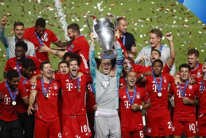 Căpitanul echipei Bayern Munchen, Manuel Neuer, a primit trofeul Ligii Campionilor de la preşedintele UEFA, Alexander Ceferin