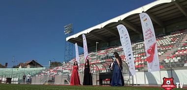 Artişti lirici le-au cântat jucătorilor de la Hermannnstadt “We are the champions” la stadionul din Sibiu - VIDEO
