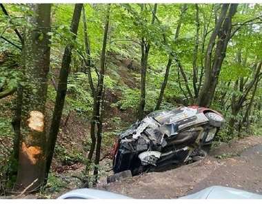 Echipajul Eugen Cărăgui/Robert Fus a ieşit în decor la Transilvania Rally. Cei doi au ajuns la spital, dar sunt în afara oricărui pericol. Anterior, şi echipajul Piţigoi/Avram a avut un accident - FOTO