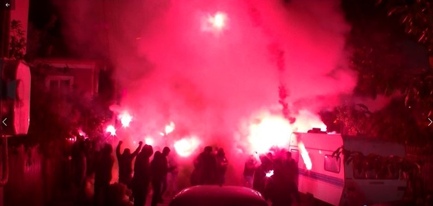 Jandarmii din Mehedinţi, atacaţi cu petrade şi fumigene de suporterii echipei de fotbal U. Craiova. Au fost aplicate 10 sancţiuni