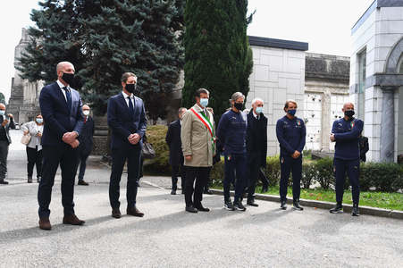 Reprezentanţi ai naţionalelor Italiei şi Olandei au adus un omagiu victimelor coronavirusului, vizitând cimitirul din Bergamo