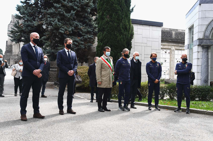 Reprezentanţi ai naţionalelor Italiei şi Olandei au adus un omagiu victimelor coronavirusului, vizitând cimitirul din Bergamo