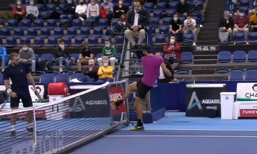 Karen Hacianov a şutat în fileu şi a dat cu racheta în scaunul arbitrului, la meciul cu Daniel Evans - VIDEO