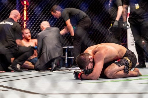 Khabib Nurmagomedov a câştigat primul meci disputat după decesul tatălui său şi apoi şi-a anunţat retragerea din activitate