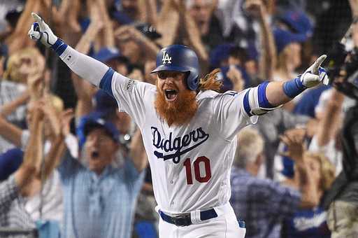 Justin Turner, câştigător al MLB cu LA Dodgers, a aflat în timpul finalei că are coronavirus. El a stat alături de colegi şi oficiali, chiar şi fără mască, după meci