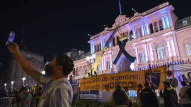 Sicriul cu corpul neînsufleţit al lui Maradona, depus la palatul prezidenţial din Buenos Aires. Peste un milion de persoane sunt aşteptate să-i aducă un ultim omagiu