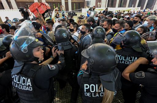 Omagierea lui Maradona la Casa Rosada s-a încheiat mai repede decât se prevedea, din cauza incidentelor - VIDEO