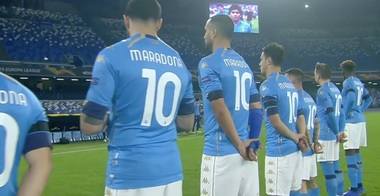 Omagiu adus lui Maradona la Napoli / În Argentina, sicriul cu trupul neînsufleţit al lui Maradona este dus la cimitir - VIDEO