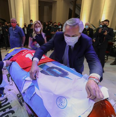 Plângere penală pe numele preşedintelui Argentinei, după omagierea lui Maradona la Casa Rosada