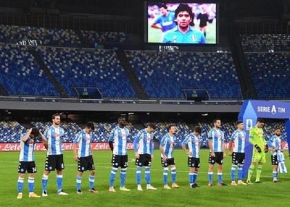Diego Maradona, omagiat la meciul Napoli – AS Roma, scor 4-0. Partida s-a întrerupt în minutul 10, toţi cei prezenţi au aplaudat - VIDEO