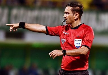 Scandal de rasism în Liga Campionilor: Colţescu, indicându-i lui Haţegan în limba română pe cine să sancţioneze: "Ăla negru!" Webo a interpretat spusele lui ca "negro", un termen considerat rasist în mai multe limbi
