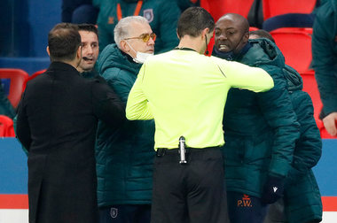 Scandal de rasism în Liga Campionilor: Presa turcă după incidentul care a dus la oprirea meciului PSG - Istanbul BB: Apărare ruşinoasă din partea lui Colţescu / Seară scandaloasă / Pedeapsă istorică pentru Colţescu