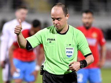 Marius Avram arbitrează meciul UTA - Universitatea Craiova