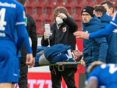 Mark Uth (Schalke 04), transportat la spital în timpul meciului cu Augsburg după de s-a accidentat la cap