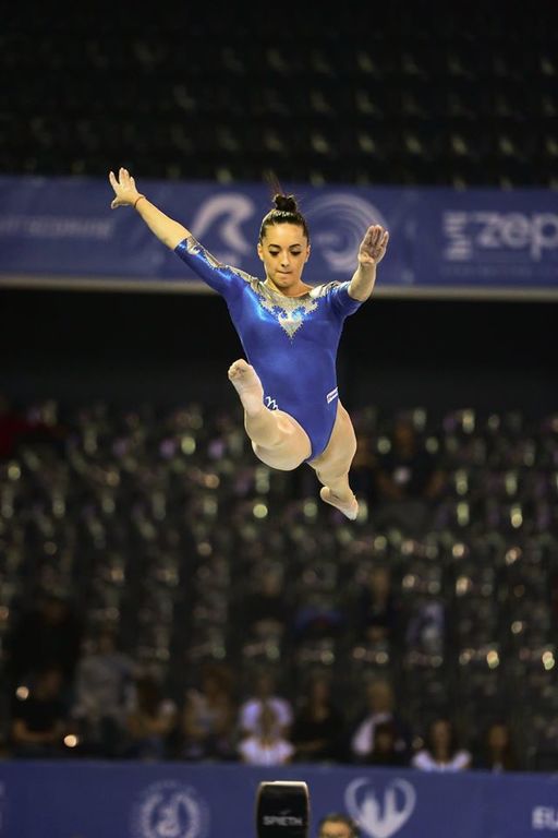Larisa Iordache a urcat plângând pe podiumul finalei pe echipe, la CE gimnastică; România, medalie de argint