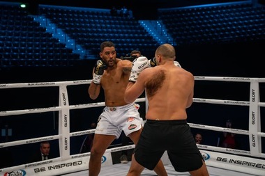 Benny Adegbuyi l-a învins pe Badr Hari la gala Glory 76 de la Rotterdam