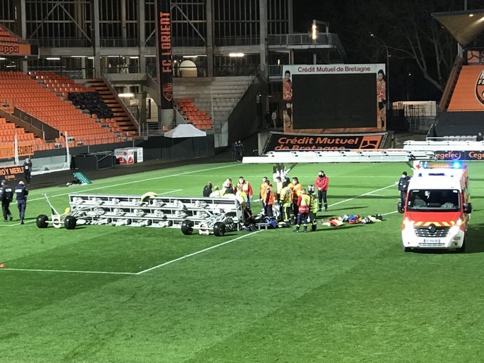 Un angajat al stadionului din Lorient, în stare gravă după ce a fost lovit de un corp de luminoterapie