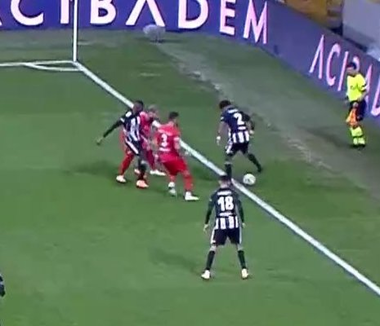 Turcia: Căpitanul echipei Sivasspor, eliminat după ce a vrut să-i arate arbitrului, cu telefonul mobil, că a greşit la o fază - VIDEO - 