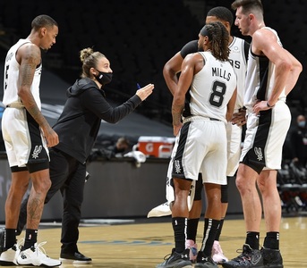 Becky Hammon, prima femeie la conducerea tehnică a unei echipe din NBA. Ea a condus Spurs miercuri, după eliminarea antrenorului principal Gregg Popovich