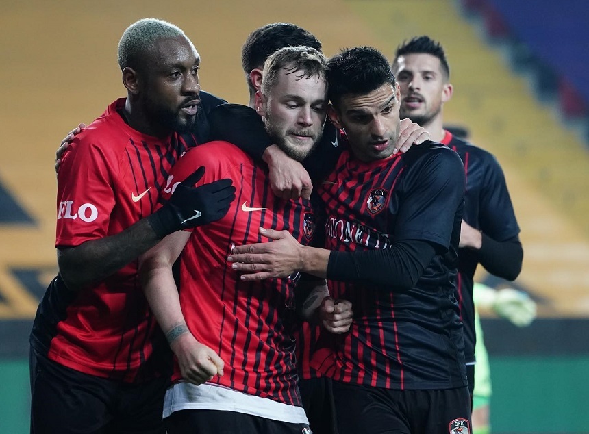 Gaziantep - Ankaragucu, scor 2-0, în campionatul turc. Maxim a marcat un gol. Echipa antrenată de Marius Şumudică urcă provizoriu pe locul 1 în clasament