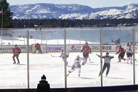 Un meci din NHL, întrerupt aproximativ opt ore din cauza soarelui puternic care a afectat gheaţa