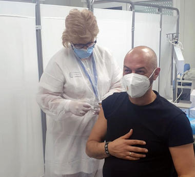 Membrii staf-ului naţionalei de fotbal feminin s-au vaccinat. Printre ei s-a aflat şi Cristian Dulca - FOTO -