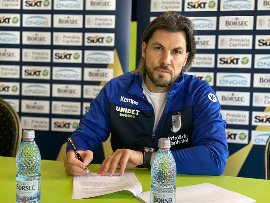 Adrian Vasile şi-a prelungit contractul cu CSM Bucureşti