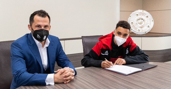 Musiala (18 ani) a semnat primul contract profesionist. El va juca la Bayern până în 2026
